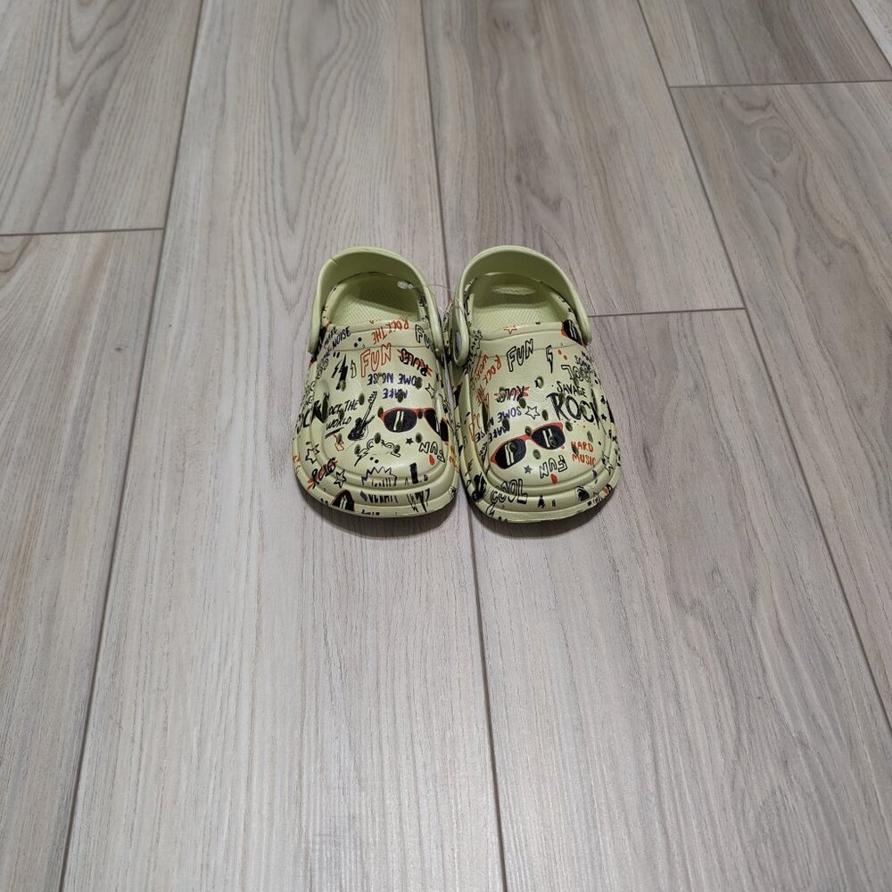Unisex Cool slip-on clogs sizes 2yrs to 8yrs, waterproof colorful and cute - Picture 4 of 13